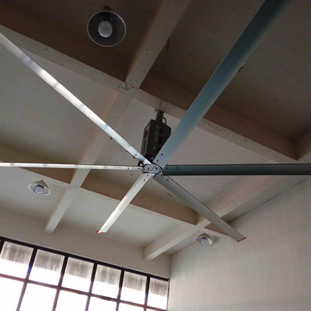 Il grande ventilatore da soffitto dell'aria di frequenza variabile, ventila il ventilatore da soffitto industriale moderno fresco